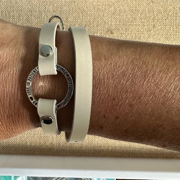 Origami Owl cream leather wrap bracelet with plate - Picture 2 of 3